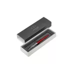 Golyóstoll, 0,7 mm, ezüst színű klip, Kensigton piros tolltest, PARKER "Royal Jotter", kék