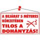 Információs tábla, 22,5x12,5 cm, "A bejárat 5 méteres körzetében tilos a dohányzás!"